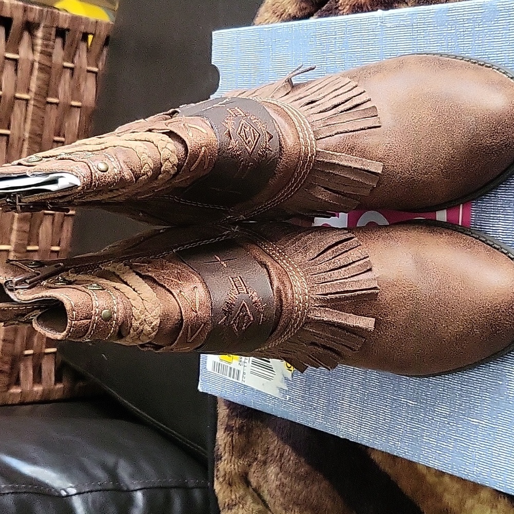 BNWB Pop brown rugby bootie.